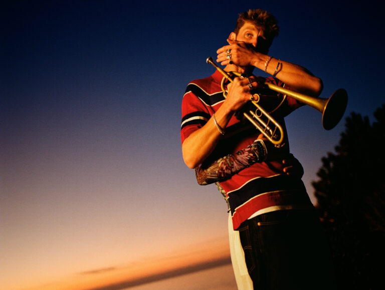 Lire la suite à propos de l’article BÉESAU SORT SON NOUVEL ALBUM « UNE FLEUR ET DES PAPILLONS » , NOVEMBRE 2025 ET BLACK OR WHITE !!!