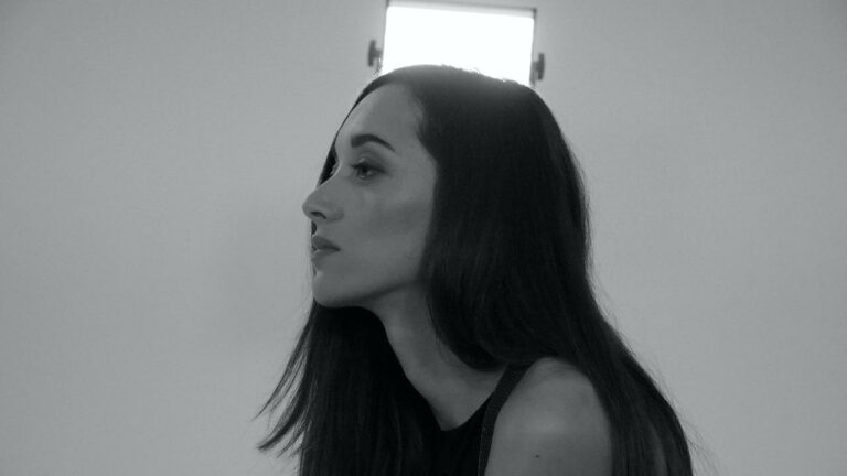 Lire la suite à propos de l’article L&rsquo;ARTISTE DE LA SEMAINE : DINA JEANNE , LA TERRE EST RONDE ET ENSOLEILLÉE !!!