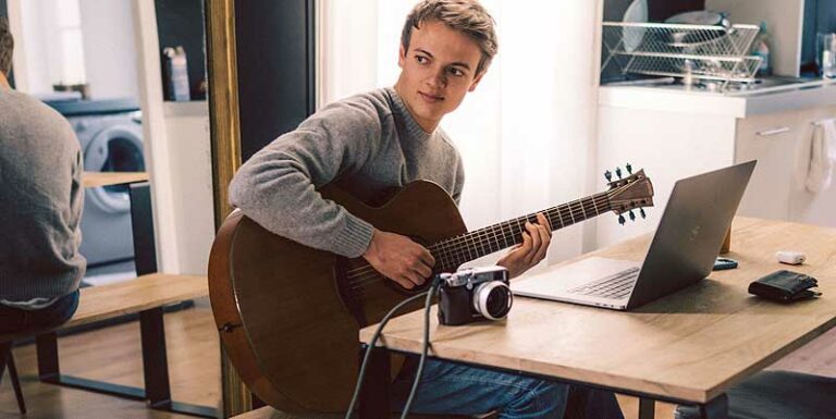 Lire la suite à propos de l’article L’ARTISTE DE LA SEMAINE : TIOMA, DOUCE FRANCE ET LA 300ÈME !!!